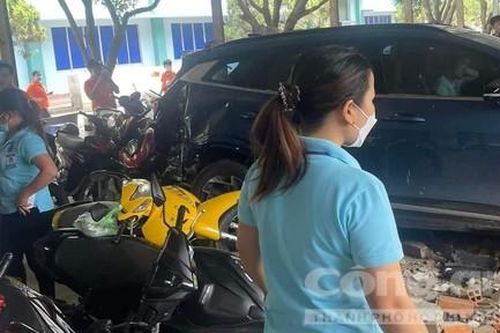 Xe ôtô vừa đăng ký biển số xong, lùi tông sập tường, cán nhiều xe máy