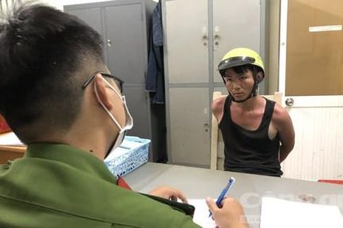 Buồn gia đình, thanh niên 'chơi' ma túy xong xông vào tiệm vàng đập tủ kính