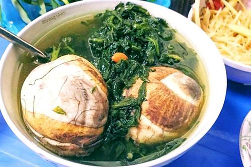 Đặc sản trứng vịt lộn hầm ngải cứu ở Hạ Long, chưa ăn thì ngại mà đã thử là mê