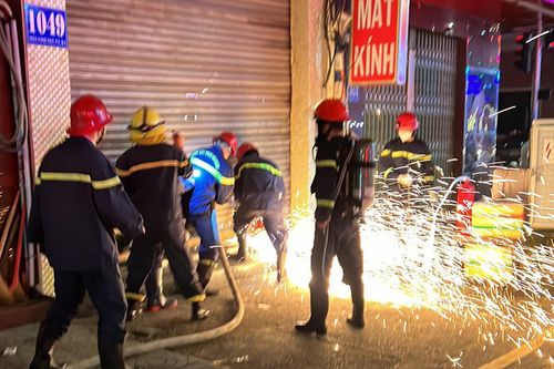 Cảnh sát TP.HCM phá cửa, dùng xe thang cứu 7 người thoát đám cháy ở thẩm mỹ viện