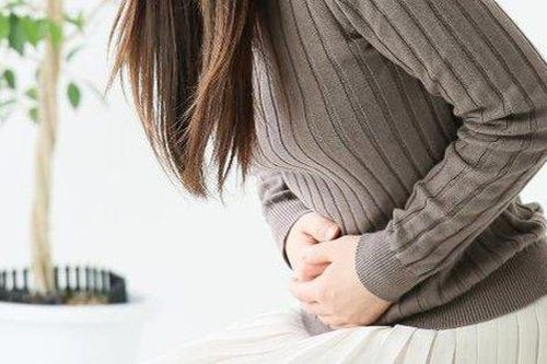 Ra máu âm đạo kéo dài cả tháng sau đình chỉ thai, đi khám mới phát hiện chửa trứng
