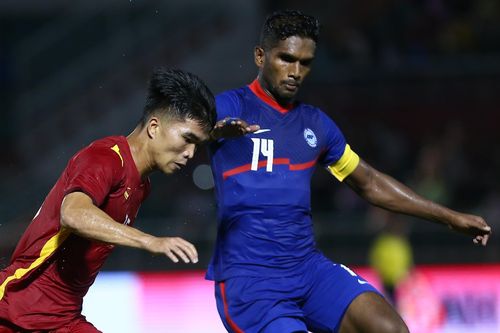 Đội trưởng Singapore trả giá vì chủ quan trước Khuất Văn Khang