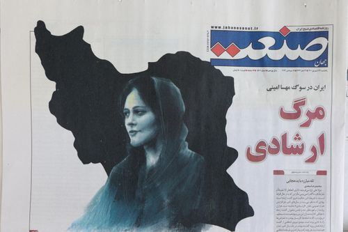 Iran rúng động sau cái chết của một cô gái