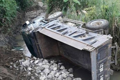 Nhà máy sông Đà ngừng cấp nước sạch vì sự cố rò rỉ dầu