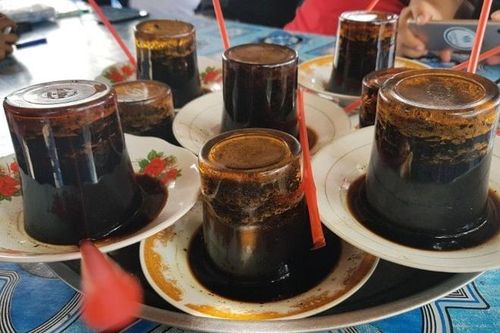 Thưởng thức cà phê úp ngược ở Indonesia