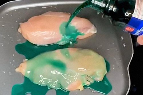 Trào lưu nấu thịt gà với thuốc cảm được ví như thuốc độc trên TikTok