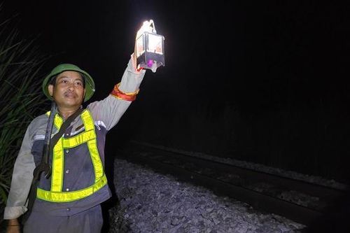 Theo chân những kiện tướng an toàn chạy tàu trong đêm