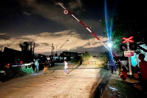 Vượt gác chắn đường sắt, 1 người bị tàu hỏa tông tử vong