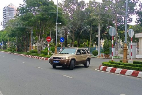 Tạm giữ ô-tô mang biển kiểm soát giả tại Tiền Giang