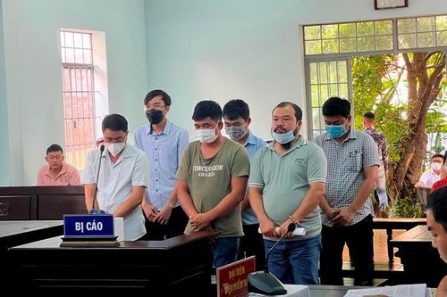 Phạt tù 6 bị cáo làm giả giấy xét nghiệm Covid-19