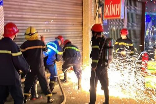 Cứu 7 người thoát khỏi vụ cháy ở thẩm mỹ viện
