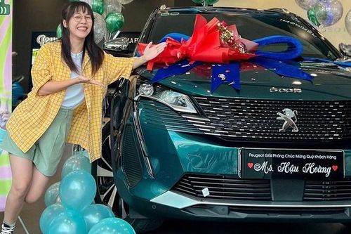 Nữ YouTuber Hậu Hoàng tậu 'xế hộp' Peugeot 5008 bạc tỷ