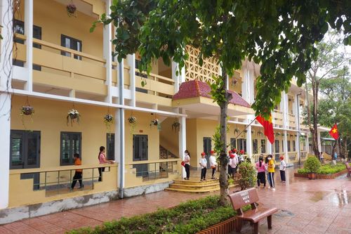 Nam sinh lớp 3 rơi từ tầng hai xuống đất
