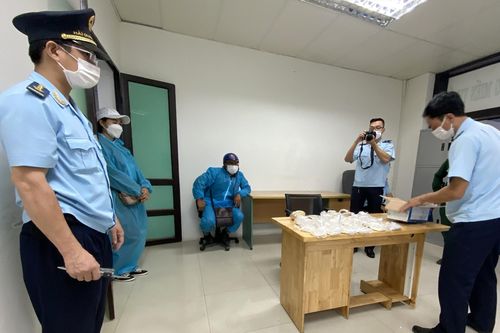 Bắt đối tượng vận chuyển số lượng lớn vàng, ngoại tệ trái phép