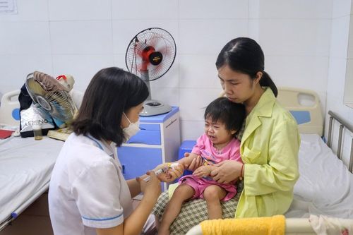 Gia tăng bệnh nhi nhập viện vào thời điểm giao mùa