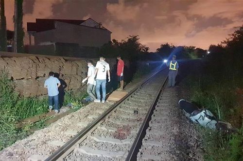 Cố vượt rào chắn đường sắt, một người bị tàu hỏa đâm tử vong