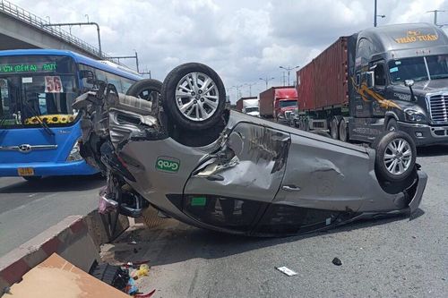 TP Hồ Chí Minh: Xe container đâm ô tô 'chổng vó' trên Xa lộ Hà Nội