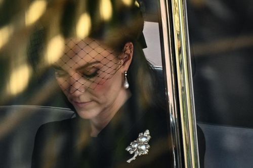 Các thành viên hoàng gia đeo trang sức tưởng nhớ Nữ hoàng Elizabeth II