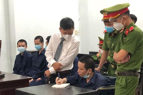 Bác kháng cáo của bị cáo lừa bán đất