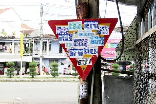 Quảng cáo dán trên biển báo giao thông