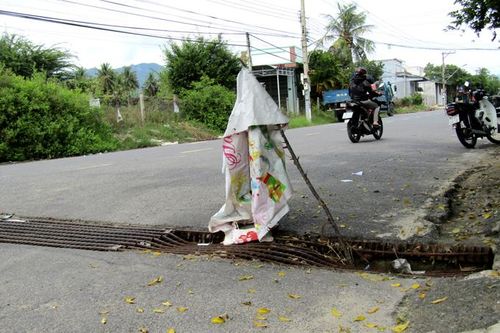 Cần sửa chữa nắp mương thoát nước