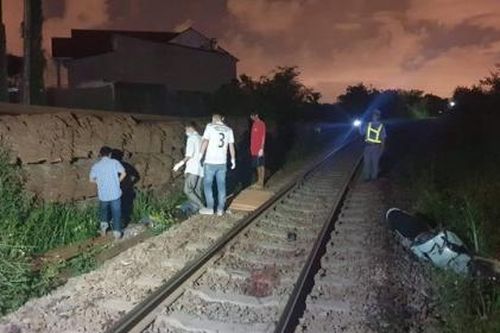 Lái xe máy vượt rào chắn đường sắt, người đàn ông bị tàu hỏa đâm tử vong