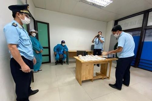 Vận chuyển số lượng lớn vàng, bạc và ngoại tệ qua Cửa khẩu quốc tế Lao Bảo