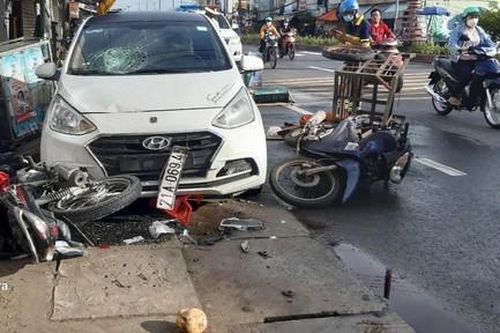 Ô tô tông một lúc 2 xe máy rồi lao lên lề, 2 người trọng thương