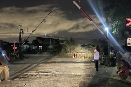 Vượt rào chắn đường sắt, người đàn ông bị tàu hỏa tông tử vong