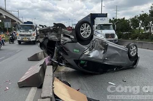 Taxi Grabcar bị xe container húc lật ngửa khi đang chở khách