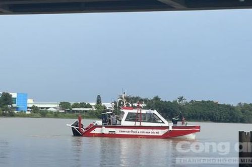 Một thanh niên đi bộ lên cầu Bình Phước nhảy sông Sài Gòn tự tử