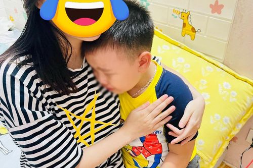 Cậu bé bật khóc không dứt sau khi nghe nhạc, bố mẹ biết lý do mà mát cả ruột