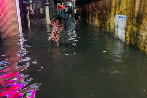 Quy Nhơn: Mưa lớn, người dân lội bì bõm giữa biển nước