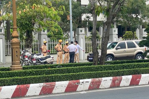Tạm giữ ô tô biển xanh chở luật sư dự tòa