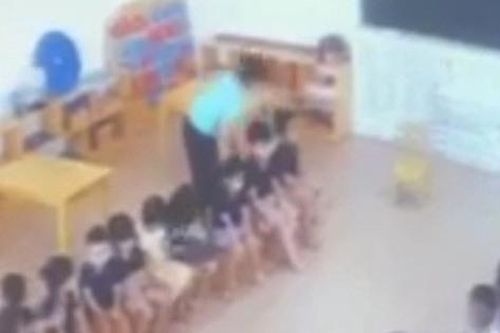 Từ vụ cô giáo mầm non dùng gai bưởi đâm vào người trẻ, làm gì để tránh sang chấn tâm lý cho trẻ sau bạo hành?