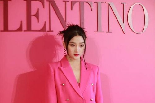 Sao C-Biz khoe sắc trên 'thảm hồng' Valentino: Quan Hiểu Đồng chiếm sóng với đôi chân cực phẩm