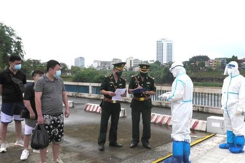 Bàn giao 3 công dân Trung Quốc trốn về từ Campuchia