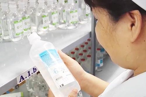 Điều trị sốt xuất huyết: Có thêm 1.500 túi dịch truyền Dextran được nhập về