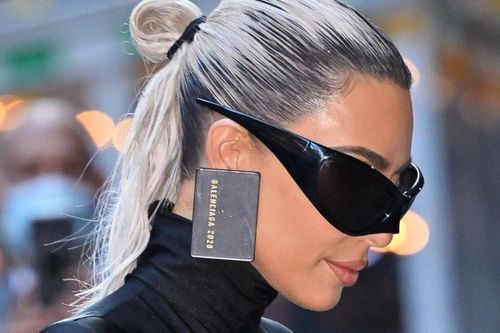 Kim Kardashian đeo bông tai hình thẻ tín dụng gây tranh cãi