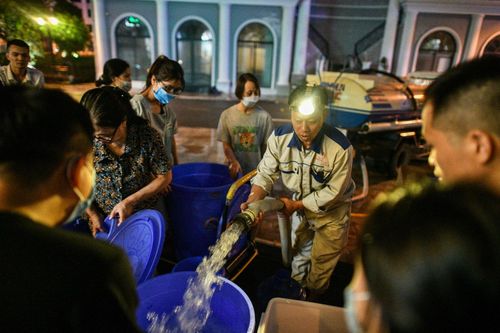 Dân chung cư xếp hàng từ chiều tới đêm để xin nước sinh hoạt