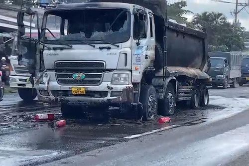 Xe tải bốc cháy dữ dội, quốc lộ 51 ùn tắc
