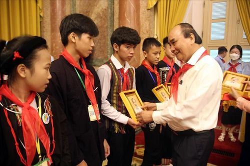 Chủ tịch nước Nguyễn Xuân Phúc gặp mặt thiếu nhi tiêu biểu các dân tộc toàn quốc