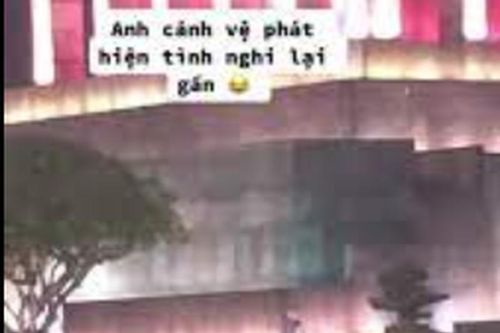 'Hai đối tượng' lẻn vào khuôn viên Lăng Bác được cảnh vệ thơm má