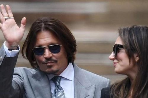 Johnny Depp hẹn hò nữ luật sư