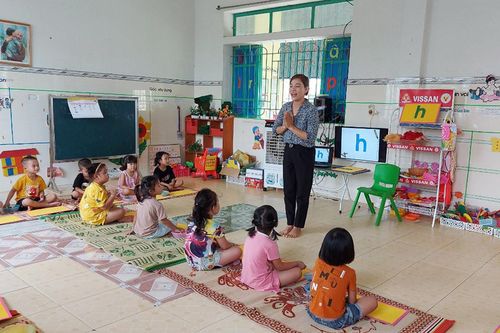 'Mỗi khi thấy tin nhắn hỏi lương của giáo viên hợp đồng, tôi lại chạnh lòng'