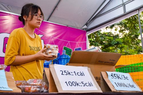 Bánh Trung thu bán tháo giá siêu rẻ khắp vỉa hè Hà Nội