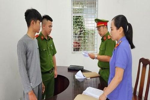Phê chuẩn khởi tố nam thanh niên tông xe vào Cảnh sát giao thông
