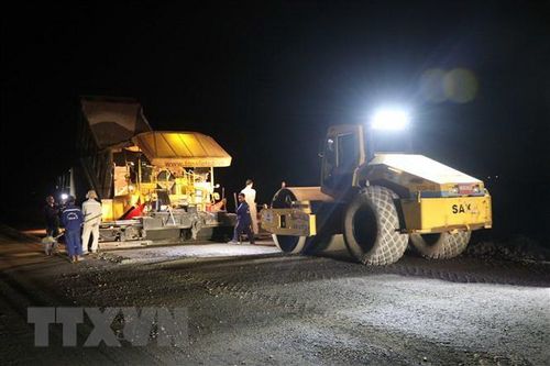 Không khí nhộn nhịp trên công trường Cam Lộ-La Sơn trước ngày về đích