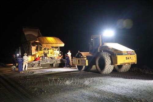 Nhộn nhịp trên công trường cao tốc Cam Lộ - La Sơn trước ngày về đích