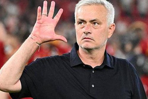 HLV Mourinho thừa nhận già, cân nhắc giải nghệ